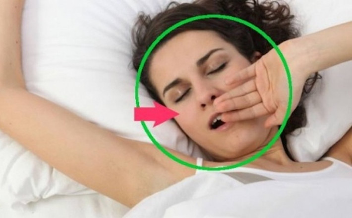 5. Cánh tay để giơ lên giống hình sao biển: Tư thế này tốt cho xương cột sống và ngăn ngừa nếp nhăn, mụn. Tuy nhiên, tư thế này dễ dẫn đến chứng ngủ ngáy, trào ngược axit nếu bữa tối bạn ăn quá no. Cánh tay giơ cao có thể khiến các dây thần kinh bả vai bị chèn ép gây đau.
