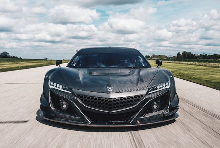 Vẫn sở hữu thiết kế thân xe đầy góc cạnh như phiên bản thương mại, nhưng xe đua Honda NSX GT3 có thêm nhiều chi tiết khí động học khiến chiếc xe "chiến" hơn và đạt lực nén thân xe xuống mặt đường lớn hơn như các cánh bằng sợi carbon ốp dưới cản trước, cánh khuếch tán dưới cản sau và cánh đuôi cực lớn.