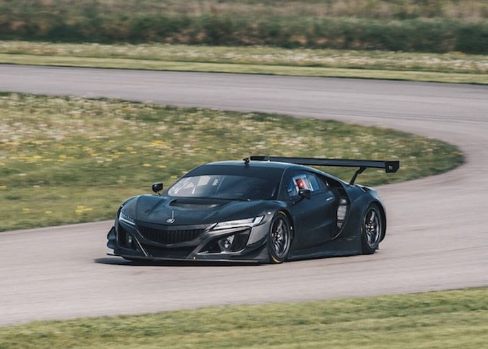 Theo Honda, giá siêu xe NSX GT3 là 465.000 Euro (tương đương 12,4 tỷ đồng). Với việc đặt mua chiếc xe, khách hàng cũng có "tấm vé" để tham gia vào hơn 20 giải đua khác nhau trên Thế giới; tuy nhiên họ sẽ phải bỏ thêm tiền để tự tổ chức một đội đua riêng cho mình.