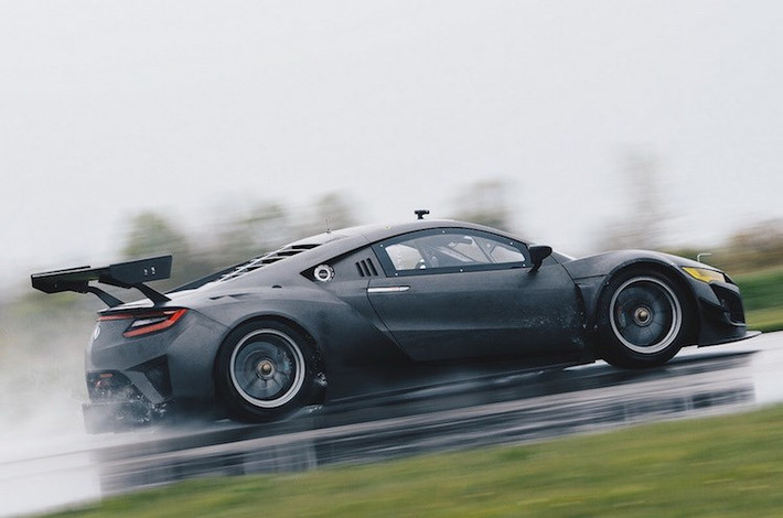 Với bộ vỏ làm hoàn toàn từ sợi carbon và nhiều biện pháp "ép cân" khác, Honda NSX GT3 chỉ có trọng lượng 1240 kg. Hệ thống treo của xe được cung cấp bởi hãng Sachs và có khả năng điều chỉnh 5 cấp độ.