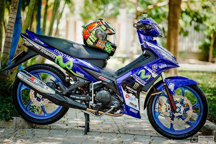 Toàn bộ dàn vỏ của xe đã được sơn lại trong màu xanh GP truyền thống của Yamaha, sau đó đi tem theo đúng phong cách xe đua M1 Movistar. Hiện tại, Yamaha Exciter 150 chính hãng cũng có phiên bản Movistar nhưng sở hữu bộ tem không chi tiết như chiếc xe đua thật. So với 125ZR Movistar, thiết kế tem của chiếc Exciter này cũng "chân thực" hơn.