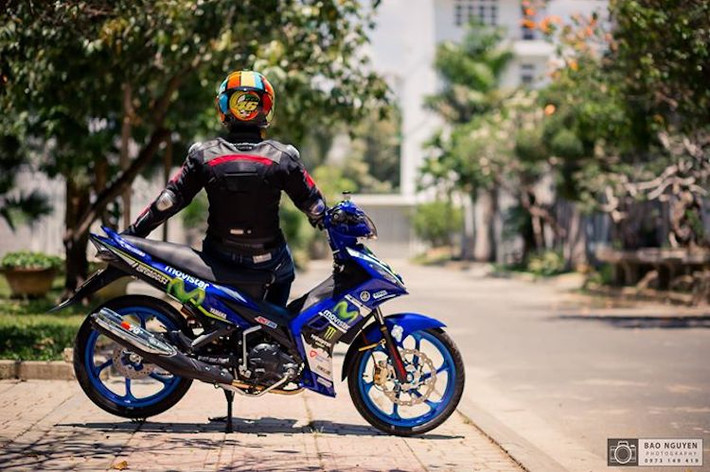 Lấy cảm hứng từ những chiếc xe đua MotoGP của đội Yamaha Movistar và các phiên bản xe số côn tay Movistar khác từng xuất hiện, biker Nha Trang đã "dọn mới" lại chiếc Yamaha Exciter 135 đời đầu đầy bắt mắt và thể thao với chi phí rẻ hơn chiếc 125ZR Movistar mới, bởi khi về đến Việt Nam mẫu xe này có giá lên đến cả trăm triệu đồng.