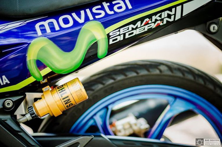 "Dàn chân" phía sau của chiếc xe cũng được nâng cấp với bình dầu phanh AEM, phuộc Ohlins và heo Brembo. Trong khi đó, lốp Michelin Pilot Street đem tới độ bám đường tốt cho cả 2 bánh xe.