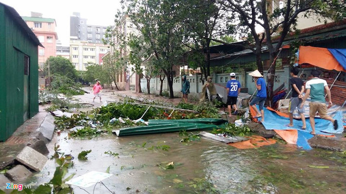 Người dân Nghệ An tiến hành thu dọn thiệt hại do bão gây nên.