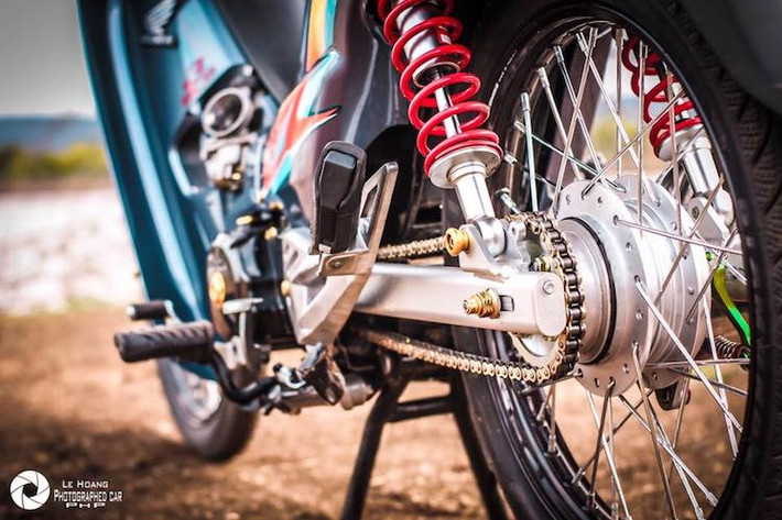 Ở phía sau, chiếc xe cũng chạy niềng Racing Boy, tuy nhiên hệ thống phanh đùm của Wave vẫn được giữ nguyên bản. Cùng với phuộc Racing Boy, gắp nhôm Solute và cặp lốp Maxxis, độ ổn định của chiếc xe đã tăng lên khá nhiều so với Wave nguyên bản.