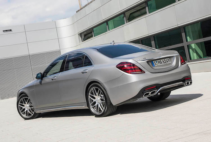 Cũng tương tự E63 AMG, S63 AMG 4MATIC 2018 được trang bị bộ mâm đúc 19 inch 7 cánh kép mới. Ở phía sau, chiếc xe cũng có bộ đèn hậu LED mới hiện đại hơn cùng cản sau với phần dưới có thiết kế nhiều đường cong hơn.