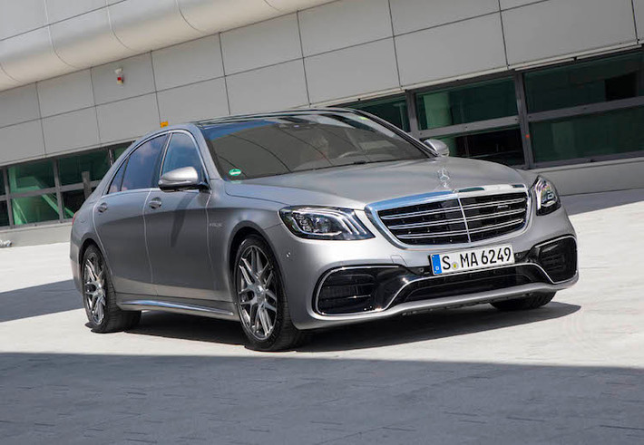 Cũng giống như những phiên bản S-Class 2018 khác, Mercedes-AMG S63 4MATIC mới sở hữu cụm đèn pha với chóa đèn được thiết kế lại hoàn toàn hiện đại hơn. Bên cạnh đó, cụm lưới tản nhiệt của xe cũng được thay đổi nhỏ với 4 nan kép thay vì 5 nan đơn và cản trước mang kiểu dáng giống các dòng Mercedes-AMG gần đây như E63 AMG.