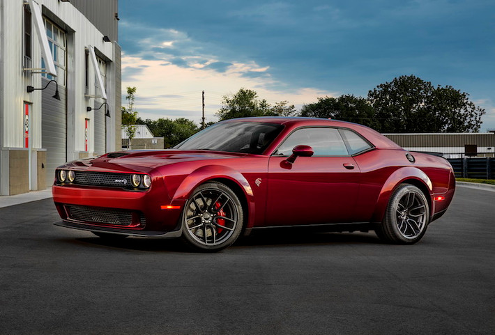 Dù Dodge đã tung ra chiếc Challenger Demon "khủng" hơn, nhưng dòng siêu xe "cơ bắp" Dodge Challenger Hellcat vẫn rất được dân chơi xe ưa chuộng. Bước sang đời 2018, Challenger Hellcat đã được Dodge nâng cấp để tăng sự hấp dẫn của chiếc xe lên, đồng thời cải thiện nhẹ hiệu năng trên đường đua.