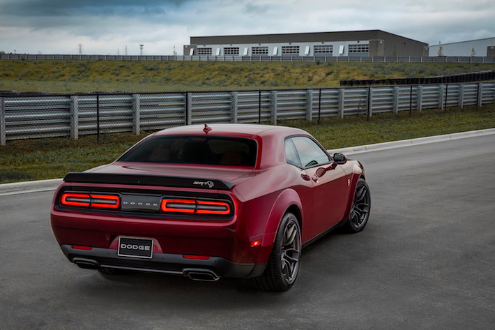 Không chỉ khiến chiếc xe trông "đô con" và thể thao hơn, bộ widebody cùng cánh khuếch tán cũng khiến Challenger Hellcat 2018 nhanh hơn đời 2017. Theo Dodge, chiếc xe có khả năng hoàn thành một vòng đua tại đường thử của hãng nhanh hơn 2 giây, cùng với thời gian chạy hết đường thẳng 400 m nhanh hơn 0,3 giây.