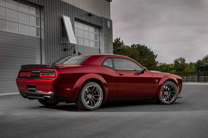 Tại thị trường Mỹ, mẫu xe Dodge Challenger Hellcat 2018 mới có giá khởi điểm từ 72.590 USD (tương đương 1,64 tỷ đồng).