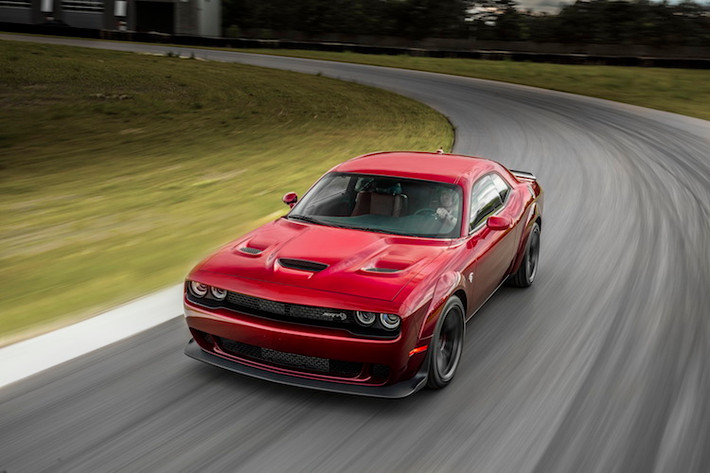 Sức mạnh của Challenger Hellcat vẫn đến từ khối động cơ 6.2l V8 siêu nạp "hàng khủng", đem tới công suất tối đa lên tới 707 mã lực và mô-men xoắn cực đại 881 Nm - những con số tưởng chừng chỉ có thể có được ở siêu xe. Động cơ này dẫn động tới cầu sau thông qua hộp số Torqflite 8 cấp hoặc số sàn 6 cấp.