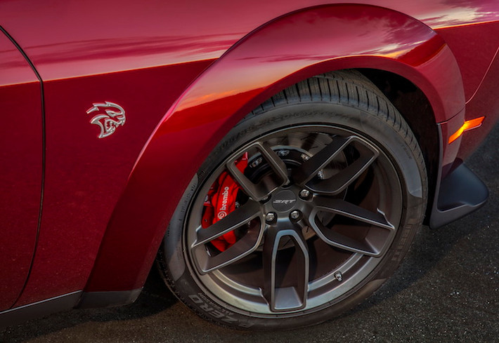 Không chỉ có cánh khuếch tán trước, mẫu xe cơ bắp Hellcat 2018 còn lấy bộ widebody nới rộng thân xe ra thêm 3,5 inch từ Challenger Demon, đồng thời có bộ mâm 5 cánh kép "Devil's Rim" 20 inch mới. Nằm phía sau bộ mâm là hệ thống phanh Brembo với heo 6 pis phía trước và đĩa phanh đường kính lên tới 15,4 inch.