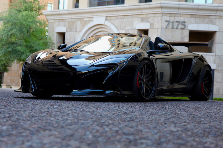 Trong khi đó ở phía sau, Liberty Walk đã độ lại hoàn toàn phần đuôi xe với cản sau hoàn toàn mới, có các khe thoát nhiệt cùng cánh khuếch tán dưới gầm lớn hơn. Đặc biệt, một cánh đuôi cực lớn được gắn phía sau xe khiến 650S có ngoại hình khá gần với siêu xe đua P1 GTR từ chính hãng siêu xe McLaren.
