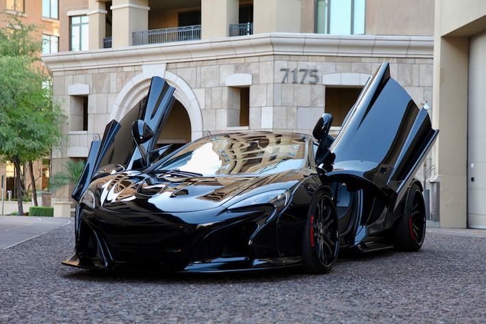 Là một hãng độ ngoại thất, Liberty Walk đã giữ nguyên bản hệ động lực của 650S Spider. Với động cơ 3.8l tăng áp kép 641 mã lực và mô-men xoắn cực đại 678 Nm, chiếc xe chỉ mất 3 giây để tăng tốc từ 0-100 km/h và đạt tốc độ tối đa 333 km/h.