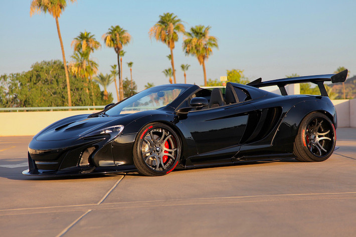 Ở dạng nguyên bản, siêu xe McLaren 650S Spider vốn đã sở hữu thiết kế đầy cá tính và độc đáo. Tuy nhiên đối với những "đại gia" thích chơi "của lạ", họ vẫn muốn chiếc 650S của mình trở nên "độc" hơn nữa. Đó là lý do khiến hãng độ Liberty Walk nổi tiếng từ Nhật đã "dành riêng" cho 650S một bộ widebody "hàng thửa".