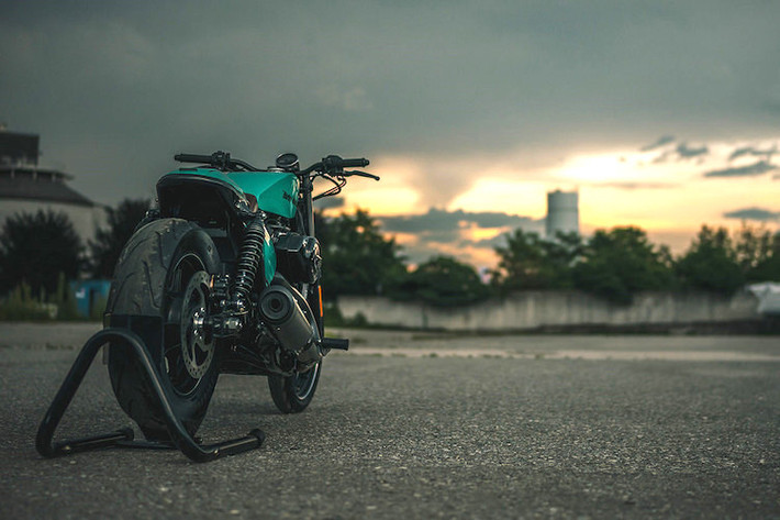 Chiếc xe Harley Street 750 độ trông mượt mà, rực rỡ trong dàn áo màu xanh. "Chúng tôi biết màu sắc không phù hợp với tất cả mọi người, nhưng ngày nay, những chiếc môtô ngày càng phổ biến, chỉ những chiếc xe nổi bật với màu sắc kỳ dị và đường nét thiết kế sắc sảo mới đủ gây chú ý", đại diện nhóm thợ độ NCT chia sẻ.