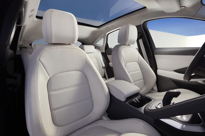 Do sử dụng hệ thống treo sau dạng Integral Link (liên kết tích hợp) giống F-Pace và Land Rover Discovery Sport, E-Pace có khoang hành lý rộng đáng ngạc nhiên. Dù chỉ có 5 chỗ nhưng thể tích khoang hành lý phía sau của xe đạt 577 lít, chưa kể tới 93 lít có thể mở rộng bên dưới nếu không có bánh dự phòng. Cabin cũng có cảm giác rộng rãi hơn nhờ mui kính.