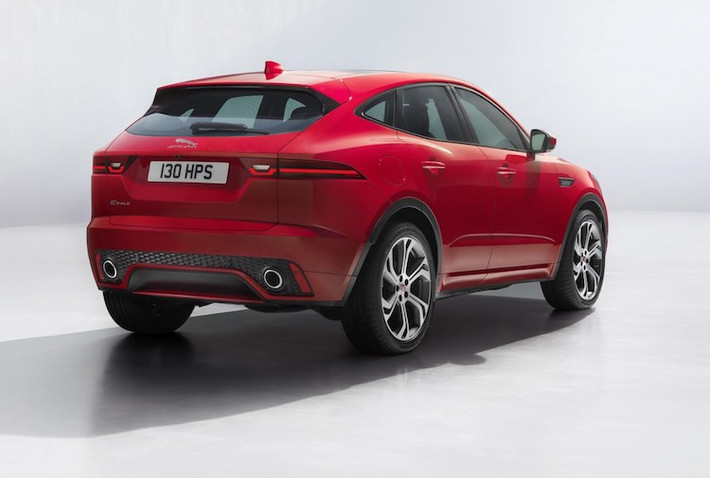 Nét tương đồng với "đàn anh" F-Pace được thể hiện rõ qua phần đuôi xe với cặp đèn hậu LED kéo dài thanh mảnh và cánh đuôi trên kính chắn gió sau. Nằm bên dưới là cản hậu cũng được thiết kế thể thao với miệng ống xả kép nằm đối xứng hai bên và bao quanh bởi nhựa ốp màu đen "giả" vân lưới tản nhiệt.