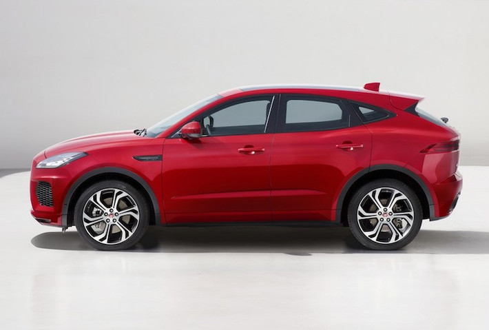 Sự năng động và thể thao của E-Pace còn được thể hiện ở vòm mui cong dạng coupe, các hốc bánh lớn cùng cửa kính bên vuốt về phía sau. Với chiều dài ngắn hơn 4,4 mét, E-Pace thậm chí còn ngắn hơn vài cm so với mẫu hatchback hạng C Focus. Các tùy chọn mâm đúc với đường kính từ 17 tới 21 inch càng khiến chiếc xe trở nên nổi bật hơn.