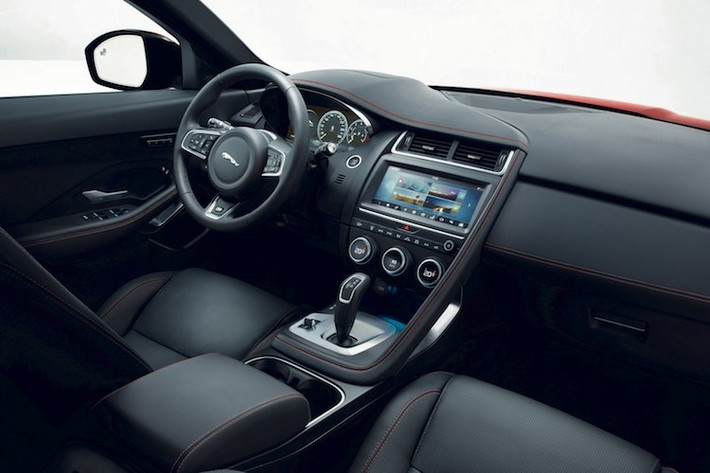 Giống như các dòng xe khác của thương hiệu Jaguar hiện nay, nội thất E-Pace được thiết kế đơn giản nhưng sang trọng và trang nhã. Vô-lăng 3 chấu bọc da là chi tiết hiếm hoi mang phong cách thể thao trong cabin; toàn bộ nội thất được bọc trong da cao cấp với tùy chọn chỉ thêu tương phản và ốp trang trí màu chrome mờ.