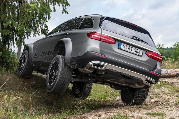 Tuy nhiên trên thực tế, khả năng địa hình của E-Class All-Terrain 4x4² vẫn không thể so được với G500 4x4² dù có gầm cao hơn. Do có hệ thống dẫn động 4 bánh toàn thời gian, chiếc xe không có khả năng gài cầu thấp hay những khóa vi sai như các dòng xe offroad chuyên nghiệp. Ngoài ra hệ thống treo đa điểm độc lập cũng không có được độ linh hoạt để giữ cho cả 4 bánh trên mặt đất ở các địa hình khó.