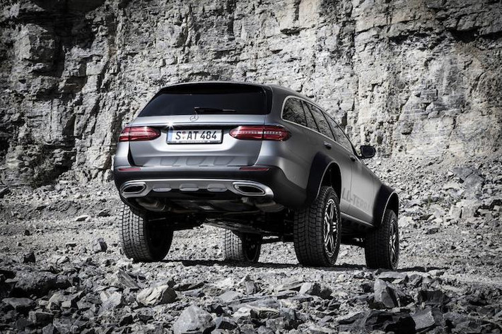 Về thiết kế, chiếc E-Class All-Terrain 4x4² không có điểm khác biệt nào so với phiên bản dân dụng, ngoại trừ các vòm bánh nới rộng bằng sợi carbon. Tuy nhiên với khoảng sáng gầm lớn, chiếc xe đã được lắp bộ bánh với lốp offroad đường kính lên tới 31 inch và cách xa thân xem thêm tới 20 cm.