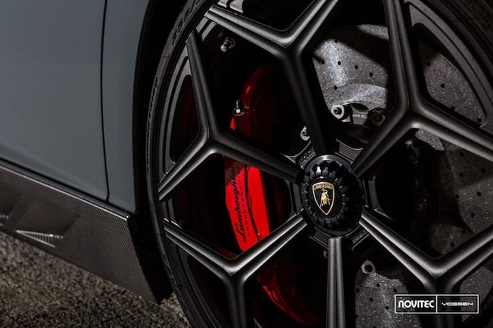 Một điểm đặc biệt không thể không nhắc đến của bản độ Torado Aventador SV Roadster đó là bộ mâm hợp kim CNC được hãng Vossen "thửa riêng" cho chiếc xe, với thiết kế 6 cánh đẹp mắt cùng kích thước lên tới 20 inch cho bánh trước và 21 inch cho bánh sau.
