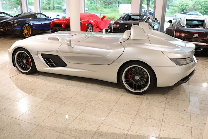 Được đặt tên theo tay đua F1 huyền thoại người Anh Stirling Moss, SLR Stirling Moss không chỉ có thân xe gần như khác biệt hoàn toàn so với những chiếc SLR bình thường, mà còn gợi nhớ về mẫu xe đua 300 SLR nổi tiếng của Mercedes trong quá khứ.
