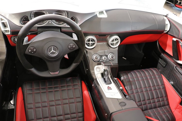 So với các phiên bản SLR khác, SLR Stirling Moss sở hữu cabin phong cách xe đua khi được tối giản một cách tối đa. Chiếc xe chỉ có duy nhất hệ thống điều hòa là trang bị tiện nghi, hoàn toàn không có bất kỳ hệ thống giải trí nào. Theo phong cách xe đua cổ điển, các ghế ngồi được chần chỉ với bề mặt ô chữ nhật, trong khi bảng điều khiển trung tâm làm từ sợi carbon.
