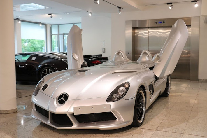 Được sản xuất từu năm 2003 tới 2010, dòng siêu xe SLR của Mercedes hợp tác cùng McLaren có một số phiên bản đặc biệt khác nhau. Tuy nhiên trong số đó, phiên bản siêu xe mui trần Mercedes SLR Stirling Moss ra mắt vào năm 2009 là chiếc SLR dân dụng độc đáo nhất, hiếm nhất và cũng đắt nhất.