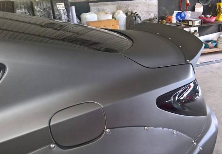 Ở phía sau, chiếc Genesis Coupe có thêm một cánh đuôi dạng nẹp được bắt vít vào mép nắp khoang hành lý. Cản sau của xe được lắp cánh khuếch tán theo thiết kế của hãng GC Tuner. Toàn bộ thân xe được đổi sang màu xám, tăng độ "ngầu" cho chiếc coupe thể thao Hàn Quốc.