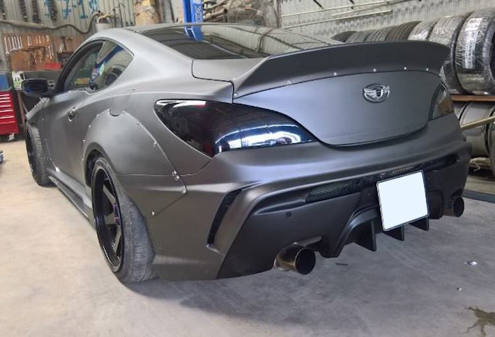 Mẫu xe thể thao giá rẻ Hyundai Genesis đã có ngoại hình càng trở nên "ngầu" và thể thao hơn khi được xưởng độ Hà Nội độ lại "dàn ngoài" với bộ widebody phong cách Rocket Bunny của Nhật.