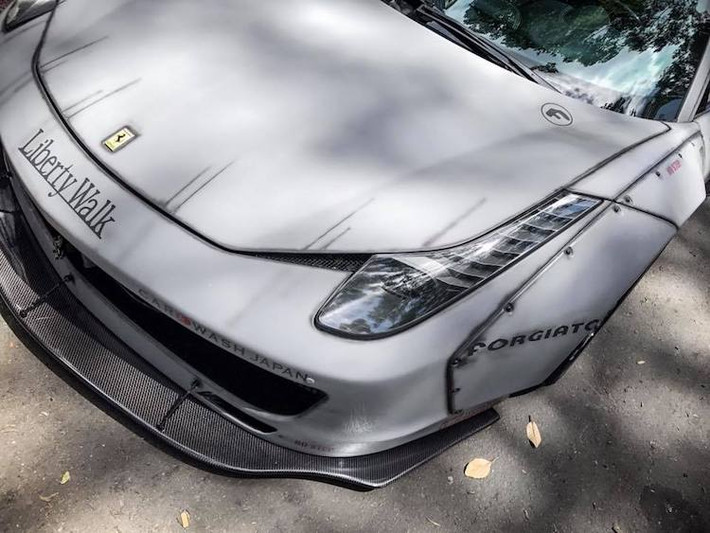 Gói widebody Liberty Walk đã khiến cho ngoại hình của chiếc 458 Italia bị biến đổi hoàn toàn, trở thành một chiếc xe đua đường phố thực thụ. Ở phía trước, ông Kato đã thay cho chiếc xe bộ cản trước hoàn toàn mới với các khe gió lớn hơn, cùng với cánh khuếch tán bằng sợi carbon có thể điều chỉnh.