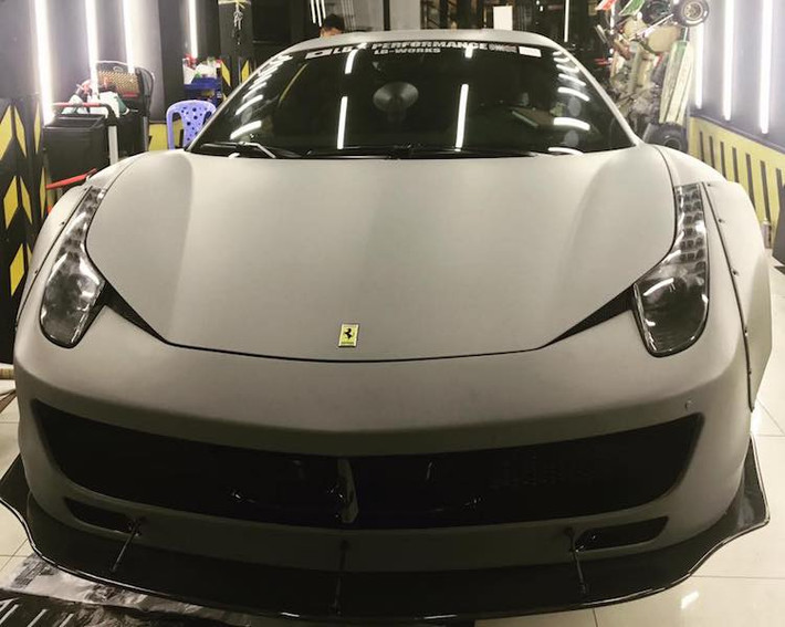 So với những siêu xe dán decal đổi màu khác, việc trang trí "chuẩn bài" Liberty Walk cho chiếc 458 Italia này được thực hiện kỳ công hơn nhiều. Đầu tiên, toàn bộ thân xe đã được dán decal màu xám mờ, che đi màu vàng nguyên bản vốn có. Sau đó, thân xe sẽ được tạo hiệu ứng và các họa tiết mô phỏng nước sơn bị bạc màu của các máy bay chiến đấu cũ.