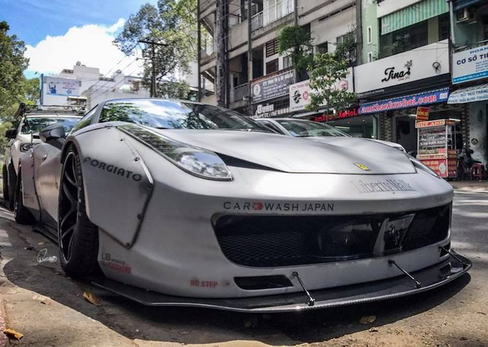 Vốn có màu vàng nguyên bản, tuy nhiên chiếc xe vừa được trang trí lại theo phong cách máy bay chiến đấu Nhật Bản trong Thế chiến II. Khi ra mắt bộ kit dành cho 458 Italia, chiếc xe "demo" của Liberty Walk cũng được trang trí theo phong cách này. Chính vì vậy có thể nói chiếc 458 Italia Liberty Walk duy nhất tại Việt Nam đã được độ "full bài".