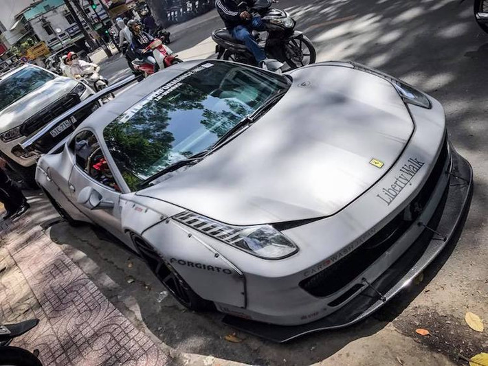 Tại thị trường Việt Nam, giá của chiếc Ferrari 458 Italia này khi được nhập về là hơn 10 tỷ đồng. Để có thể nâng cấp "full bài" Liberty Walk cho chiếc xe, ước tính chủ nhân của nó đã phải bỏ ra số tiền hơn 1 tỷ đồng nữa.