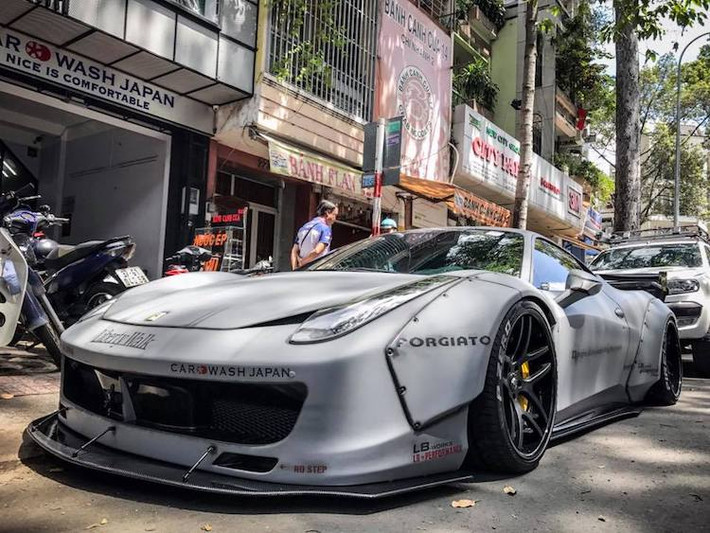 Ở dạng nguyên bản, Ferrari 458 Italia được trang bị động cơ 4.5 lít V8 nạp khí tự nhiên với công suất tối đa đa 562 mã lực và mô-men xoắn cực đại 540 Nm. Động cơ này được kết hợp với hệ thống dẫn động cầu sau và hộp số GETRAG 7 cấp ly hợp kép. Theo Ferrari, thời gian tăng tốc của 458 Italia từ 0-100 km/h chỉ rơi vào khoảng 2,9-3 giây. Trong khi đó, tốc độ tối đa của xe là 340 km/h.
