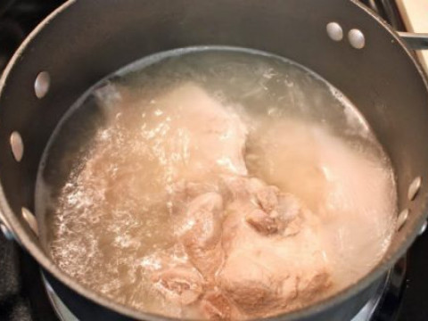 Ngoài ra, trong protit hòa tan có acid glutamic và các thành phần khác, mất đi những chất này sẽ ảnh hưởng đến hương vị của thịt lợn. Vì vậy nên dùng nước lạnh rửa thịt sạch. (Ảnh: nauzi)