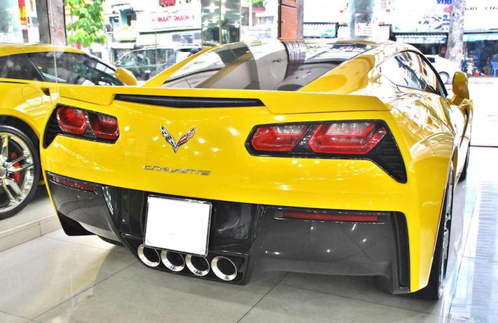 Dù có hiệu năng mạnh mẽ nhưng so với các mẫu siêu xe thể thao từ châu Âu, Chevrolet Corvette luôn có lợi thế lớn về giá. Tại Mỹ, phiên bản coupe cơ bản chỉ có giá khởi điểm 55.400 USD. Nếu đặt thêm gói Z51, khách hàng sẽ phải trả thêm 5.000 USD nữa.