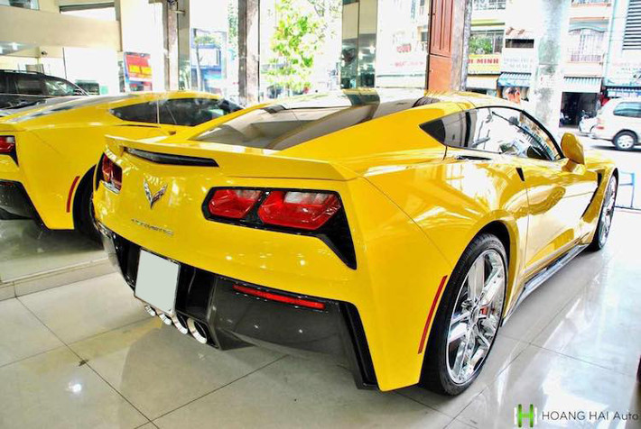 Phần đuôi xe có đèn hậu được thiết kế lấy cảm hứng từ dòng Camaro. Hệ thống 4 ống xả đặt dàn ngang ở chính giữa xe là một đặc trưng chỉ có trên Corvette C7. Với gói Z51, chiếc xe cũng có thêm một cánh đuôi nhỏ ốp phía sau nắp khoang hành lý.