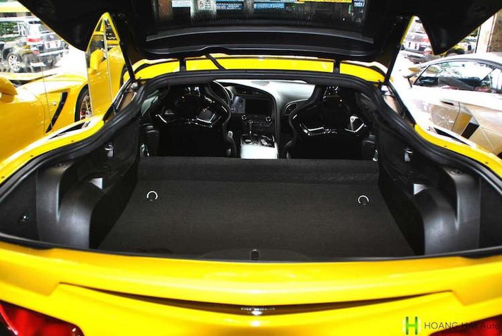 So với những dòng xe thể thao khác, Chevrolet Corvette có khoang chứa đồ tương đối rộng rãi phía sau. Kích thước khoang chứa đồ lớn nhằm chứa cả bộ mui cứng tháo rời theo dạng targa khi không dùng tới.