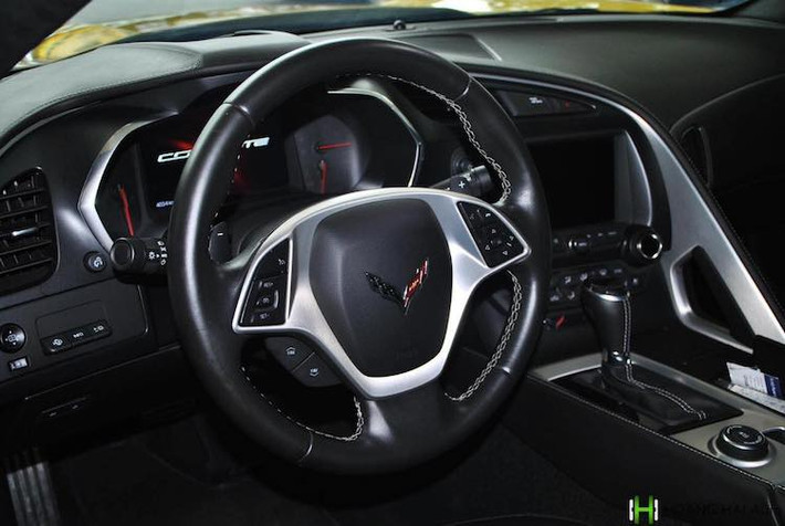 Không chỉ có những chiếc ghế da thể thao cao cấp và khoang lái kiểu dáng bắt mắt hơn, Corvette C7 còn được tích hợp đầy đủ các trang bị tiện nghi và hệ thống thông tin giải trí hiện đại. Các ghế ngồi trên phiên bản Corvette Z51 cũng là loại ghế xe đua với lưng bằng sợi carbon.