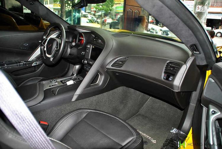 Ở các thế hệ trước, Chevrolet Corvette luôn bị đánh giá là có nội thất xấu xí và "rẻ tiền" hơn nhiều so với các đối thủ từ châu Âu. Để thay đổi điều đó, Chevrolet đã quyết tâm thiết kế lại hoàn toàn nội thất của Corvette C7.