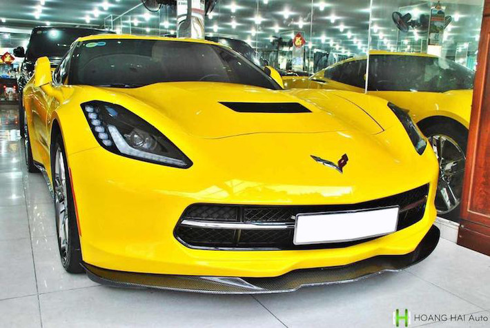 Cũng như các dòng xe thể thao hiện đại khác, hãng xe ôtô Chevrolet cũng thiết kế Corvette theo hướng sắc sảo và góc cạnh, với các chi tiết như đèn pha được tích hợp dải LED chiếu sáng ban ngày. So với phiên bản thường, chiếc Corvette với gói Z51 đã được trang bị thêm hàng loạt các chi tiết khí động học bằng sợi carbon gồm các cánh khuếch tán ốp dưới cản trước, hai bên và cản sau xe.