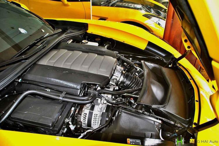 Các phiên bản cơ bản của Corvette C7 đều sở hữu động cơ V8 6.2l nạp khí tự nhiên với mã hiệu LT1, có công suất tối đa 455 mã lực. Sức mạnh của động cơ được truyền tới cầu sau thông qua hộp số sàn 7 cấp hoặc tự động 6 cấp, giúp xe có thể tăng tốc từ 0-100 km/h trong 3,7 giây và tốc độ tối đa gần 300 km/h.