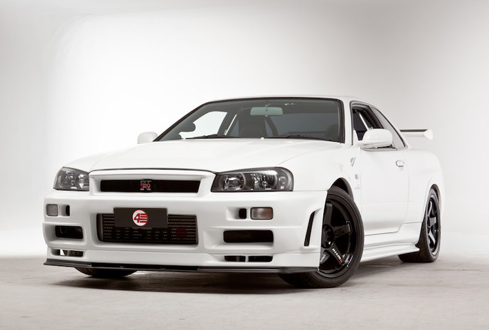 Trước khi được phân phối toàn cầu với tên gọi Nissan GT-R, dòng xe thể thao Nissan Skyline GT-R dù chỉ dành cho thị trường nội địa Nhật nhưng đã được dân chơi xe trên toàn Thế giới biết tới bởi những đặc tính vận hành và khả năng độ "siêu việt" của mình. Thế hệ cuối cùng của Skyline GT-R mang tên mã R34, được sản xuát từ năm 1998 tới 2002.