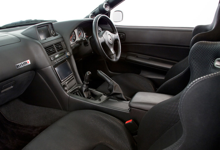 So với phiên bản thường, điểm khác biệt của chiếc xe ở bên trong cabin nằm ở logo Nismo - bộ phận xe thể thao của Nissan trên bảng táp-lô, pedal thể thao, cặp ghế xe đua và khung thép gia cường phía sau. Chiếc Skyline GT-R R-Tune này còn được chủ xe nâng cấp hệ thống giải trí với màn hình cảm ứng trên bảng điều khiển trung tâm.