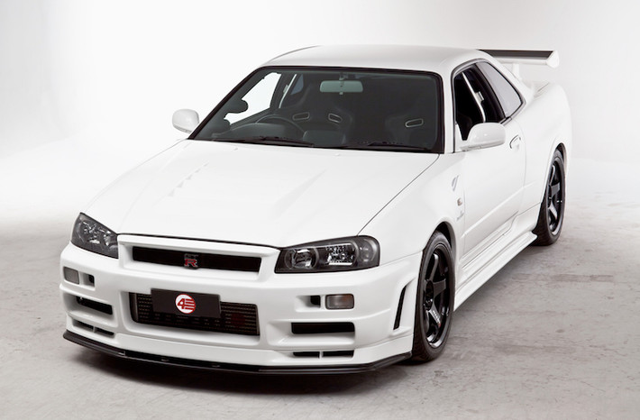 Dù chỉ được sản xuất dành riêng cho thị trường Nhật Bản nhưng chiếc Skyline GT-R R34 R-Tune trong bài viết đã được "nhập tịch" vào Anh. Với độ hiếm của mình, nó đang được rao bán với giá lên tới 184.995 Bảng (tương đương 5,48 tỷ đồng) - đắt hơn đa số những mẫu xe sang và ngang nhiều siêu xe mới hiện nay.