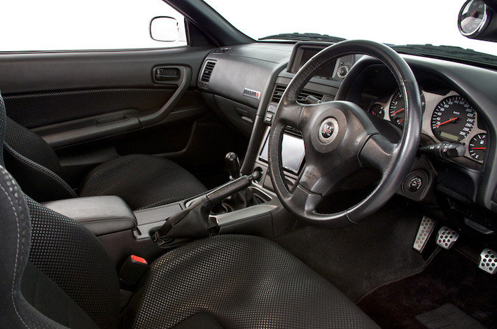 Do dòng Skyline GT-R vốn được phát triển từ mẫu xe hạng trung Skyline và hướng tới cảm giác lái thể thao, chính vì vậy chúng có nội thất khá "rẻ tiền" với chất liệu chủ yếu là nhựa cứng và nỉ. Dù là phiên bản đặc biệt với mức giá đắt ngang nhiều siêu xe lúc đó nhưng R-Tune vẫn giữ nguyên những đặc điểm này.