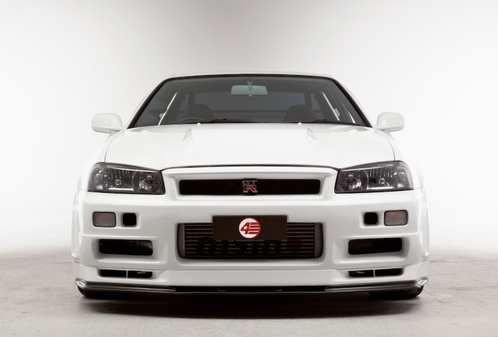 Dựa trên cơ sở Skyline V-Spec II Nur, Skyline GT-R R-Tune vẫn giữ nguyên cản trước và cản sau. Tuy nhiên phiên bản này có những nâng cấp tương tự Z-Tune sau này như nắp ca-pô có thêm khe tản nhiệt, dè trước rộng hơn và bộ mâm Nismo LMGT4. Cả dè và nắp ca-pô của xe đều được làm từ sợi carbon để giảm trọng lượng.